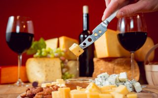 Arta asocierii brânzeturilor cu vinul: ghidul degustătorului