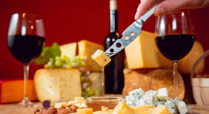 Arta asocierii brânzeturilor cu vinul: ghidul degustătorului