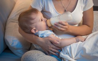 Alăptarea mixtă: Motive și condiții pentru combinarea laptelui praf cu cel matern