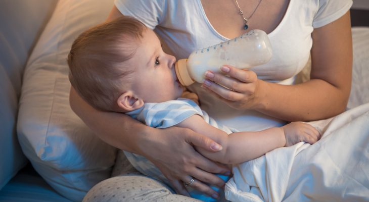Alăptarea mixtă: Motive și condiții pentru combinarea laptelui praf cu cel matern